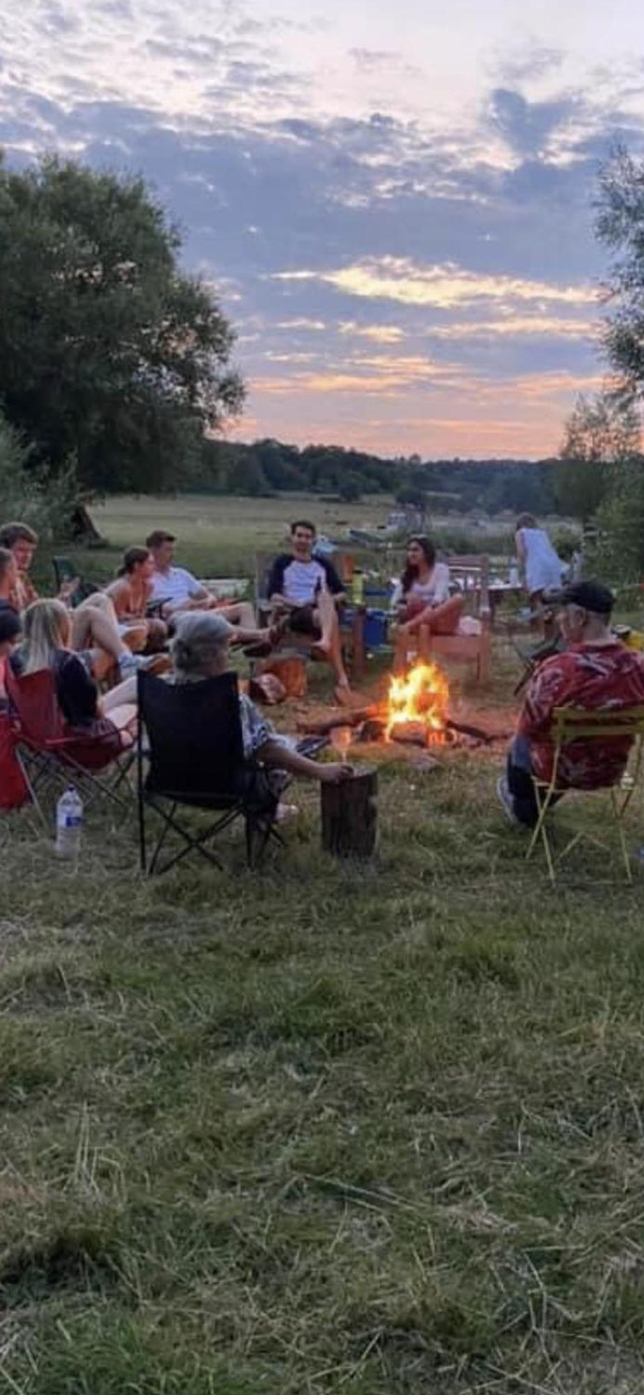 Farm Bell Tent Fire Pit Bbq Pet Friendly * Hertford